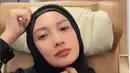Memakai busana muslim serba hitam, Tata terlihat menawan dengan kepala yang tertutup hijab. Sepanjang perjalanannya di Madinah dan Mekkah, ia selalu berdoa dan bersyukur kepada Yang Maha Esa. Seperti captionnya: Saya akan meminta Tuhan untuk melihat Anda dua kali, sekali di sini dan sekali di Jannah. (Liputan6.com/IG/@tatacahyani)