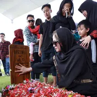 Permintaan ibunda, Dariyah Sukiswo hingga akhir hayatnya, belum bisa diwujudkan oleh penyanyi dangdut Kristina. Hingga menghembuskan nafas terakhirnya, Kristina belum bisa membahagiakan permintaannya. (Galih W. Satria/Bintang.com)