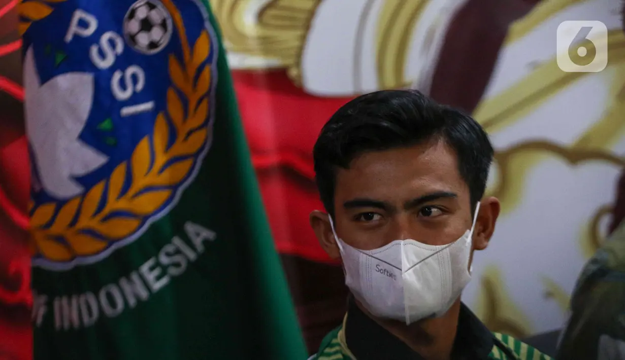 Pratama Arhan saat menghadiri jumpa pers menjelang keberangkatan menuju Jepang di kantor PSSI, Jakarta, Jumat (4/3/2022). Pratama Arhan yang sebelumnya bermain untuk PSIS Semarang resmi bergabung ke klub bola Jepang (J League), Tokyo Verdy. (Liputan6.com/Herman Zakharia)