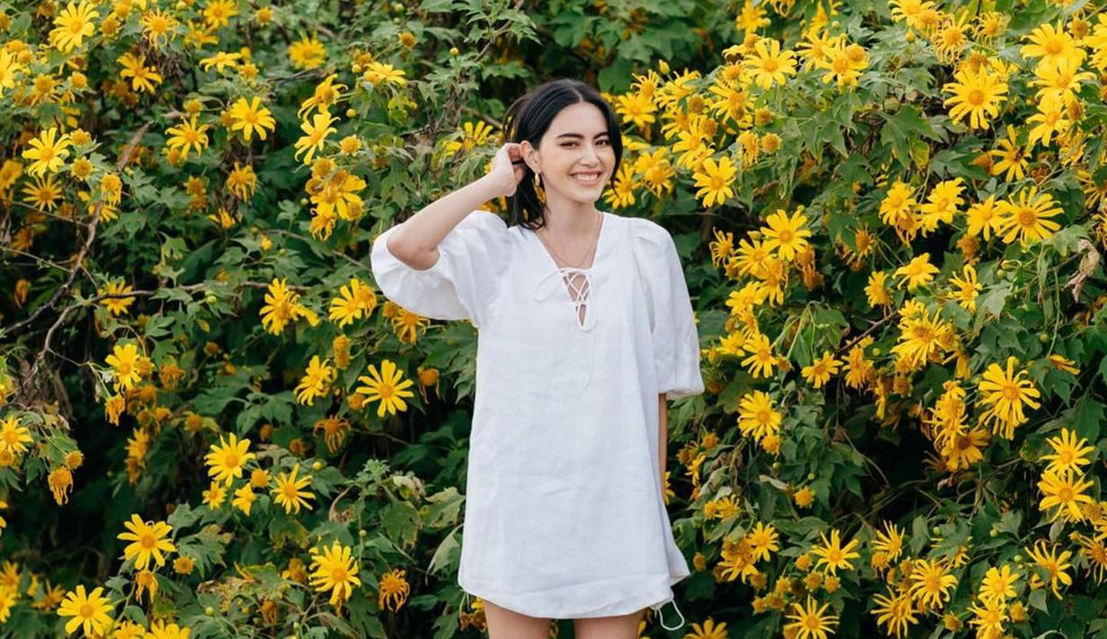 Ketika Davika berada di taman bunga, pemilik tinggi badan 175 cm ini terlihat begitu sumringah. Jalan-jalan di taman bunga bisa menjadi momen lepas penat bagi Davika yang notabene memiliki jadwal pekerjaan padat sebagai seorang aktris. (Liputan6.com/IG/@davikah)