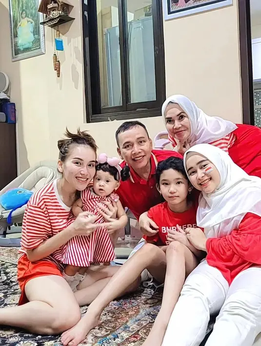 Kekompakkan keluarga selebriti ini dalam mengikuti lomba 17 Agustus pun mencuri perhatian netizen. Bahkan, Ayu dan keluarga tampak kompak memakai busana senada. (Liputan6.com/IG/@ayutingting92)