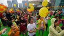 Sejumlah peserta terlihat antusias mengikuti Yoga in the Air di rooftop Plaza Semanggi, Jakarta, Sabtu (30/4). Kegiatan ini dilakukan sebagai bentuk kampanye "Stay fresh and healthy with Kiranti".(Liputan6.com/Johan Tallo)