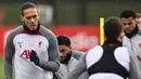 Pemain Liverpool Virgil van Dijk mengambil bagian dalam sesi latihan di Liverpool, Inggris, 14 Maret 2023. Liverpool akan menghadapi Real Madrid pada pertandingan sepak bola leg kedua babak 16 besar Liga Champions. (Paul ELLIS/AFP)