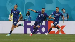Slovakia membuka keunggulan pada menit ke-18 berkat gol bunuh diri kiper Polandia, Wojciech Szcsesny. (Evgenya Novozhenina/Pool via AP)