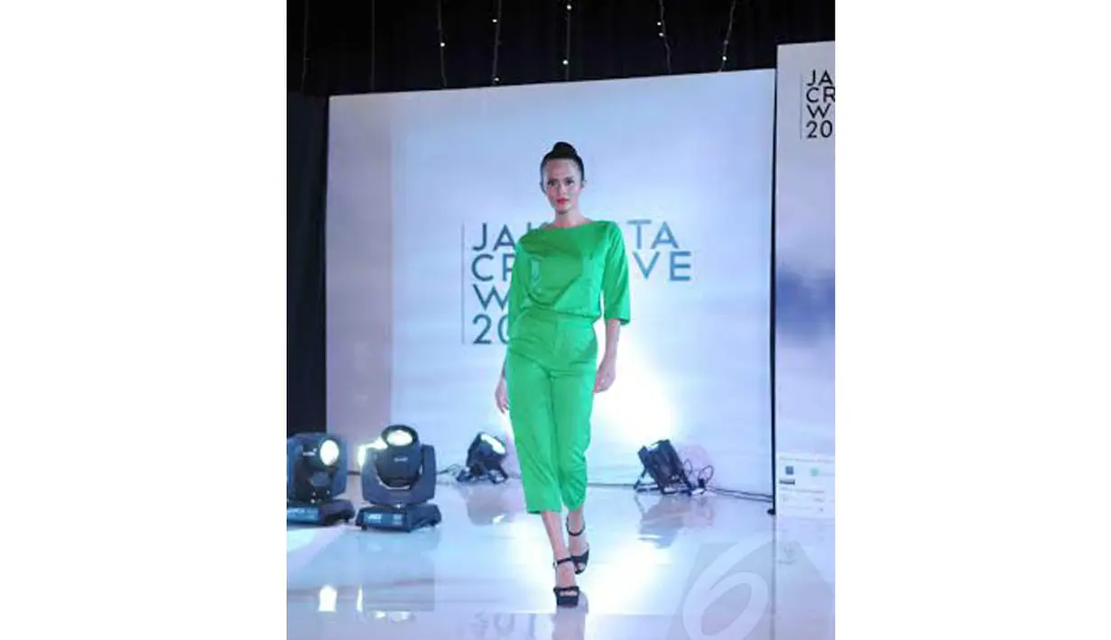 Tampak model cantik yang berjalan di atas catwalk dengan mengenakan busana yang menjadi seragam pramugari maskapai penerbangan Citilink (Liputan6.com/Johan Tallo) 