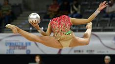 Peseam Rusia, Margerita Mamun, beraksi dengan bola dalam Kejuaraan Dunia Senam Ritmik 2015 di Stuttgart, Jerman. Senin (7/9/2015). (AFP Photo/Thomas Kienzle)