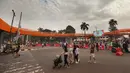 Warga beraktivitas di sekitar Jembatan Penyeberangan Orang (JPO) di Jalan Tegar Beriman, Cibinong, Kabupaten Bogor, Jawa Barat, Minggu (14/6/2026). (Kapanlagi.com/Budy Santoso)