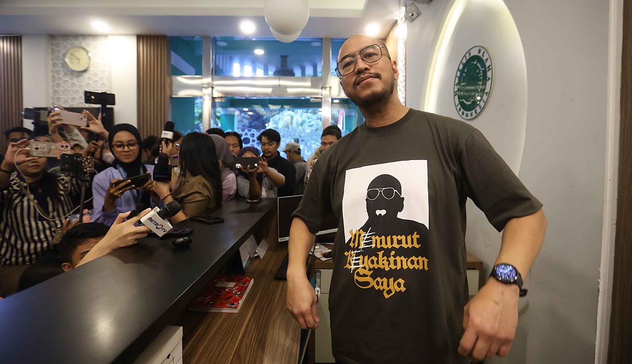 Salah satunya terkait dugaan penghasutan dan penistaan agama yang dilayangkan pihak yang mengaku dari Angkatan Muda Nahdlatul Ulama (NU) dan Aliansi Muda Muhammadiyah pada Rabu (7/1/2026).Tampak dalam foto, komika, Pandji Pragiwaksono berpose usai menjawab pertanyaan pewarta di Gedung Majelis Ulama Indonesia (MUI), Jakarta, Selasa (3/2/2026). (Kapanlagi.com/Budy Santoso)