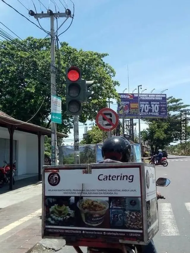 6 Potret Rambu Peringatan Nyeleneh di Lampu Lalu Lintas Ini Bikin Bingung