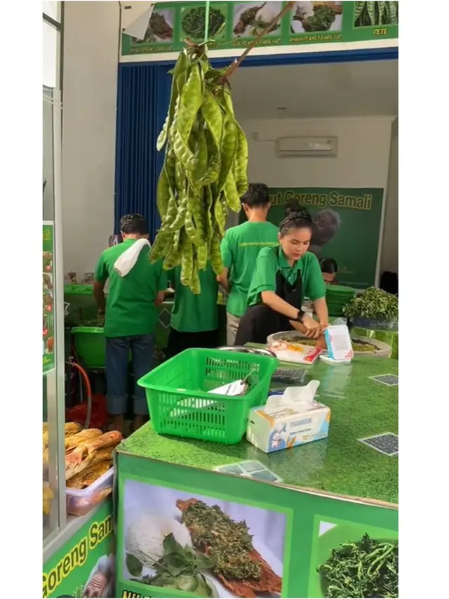 6 Potret Warung Jukut Goreng Epy Kusnandar, Konsep Lesehan Bernuansa Hijau