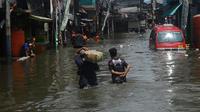 Dalam beberapa hari terakhir, kawasan pesisir Jakarta Utara seperti Muara Angke dan Muara Baru terkena musibah banjir rob. (merdeka.com/Arie Basuki)