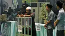 Peserta memasukan kertas suara ke kotak saat pemungutan suara bakal calon ketum PBNU periode 2015-2020 pada Muktamar NU ke-33 di Jombang, Rabu (5/8/2015). (Liputan6.com/Johan Tallo)
