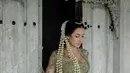 Detail bustier menjadi penanda pakem yang memberikan makna kehidupan untuk sang pengantin. (Instagram/estelleelinden/prabawasurya).