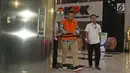 Tersangka Irvanto Hendra Pambudi Cahyo mengenakan rompi tahanan keluar meninggalkan Gedung KPK, Jakarta, Senin (12/3). Irvanto menjalani pemeriksaan terkait kasus dugaan korupsi proyek pengadaan e-KTP. (Liputan6.com/Herman Zakharia)