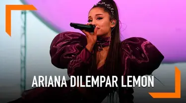 Kejadian tak mengenakkan terjadi saat Ariana Grande tengah manggung di Coachella, California. Ia dilempari sebuah lemon oleh seorang penonton.