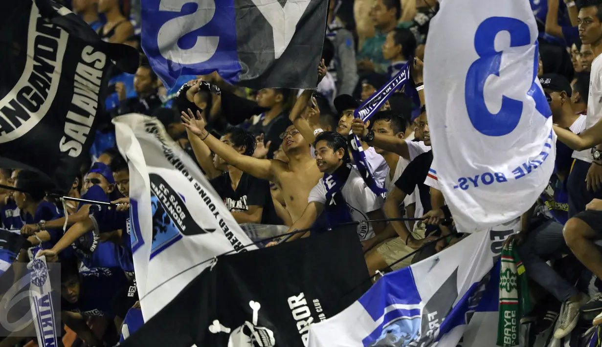 Suporter tim Maung Bandung bersorak saat menyaksikan laga Persib melawan Mitra Kukar FC di babak 8 besar Piala Presiden 2017 di Stadion Manahan, Solo, Sabtu (25/2). Persib unggul 3-2 dan lolos ke semifinal. (Liputan6.com/Helmi Fithriansyah)