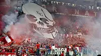 Pendukung Torino bersorak dan menyalakan suar sesaat sebelum kick-off. (Dailymail)