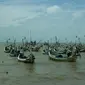 Perahu nelayan ditambatkan di bibir pantai Kabupaten Sumenep, Madura. (Liputan6.com/Mohamad Fahrul)