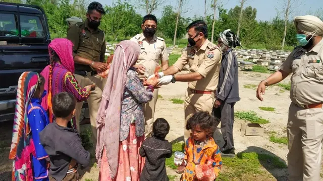 Polisi di India Borong Sayuran untuk Dibagikan Gratis