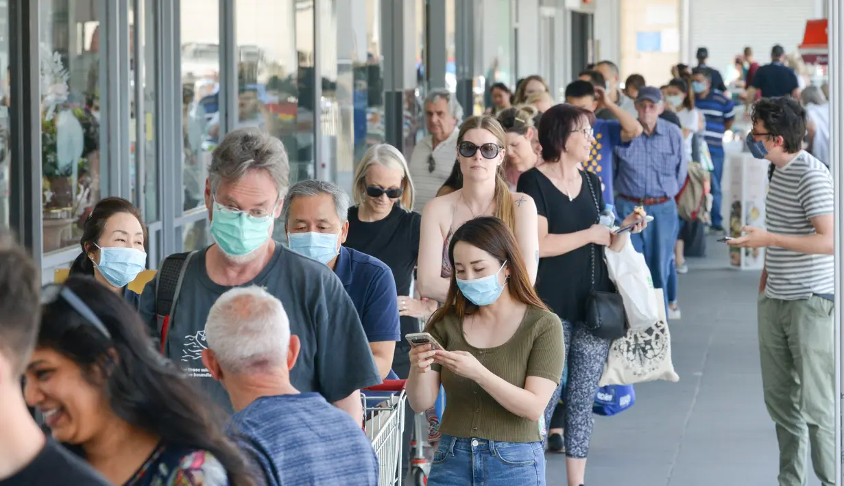 Orang-orang mengantre di supermarket setelah pemerintah negara bagian Australia Selatan mengumumkan penguncian (lockdown) di Adelaide pada Rabu (18/11/2020). Otoritas Australia Selatan memberlakukan lockdown selama enam hari untuk mengendalikan penyebaran virus corona. (Brenton EDWARDS/AFP)