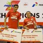 Pevoli Surabaya Samator, Rivan Nurmulki, dan pevoli Jakarta Elektrik PLN, Aprilia Manganang, meraih gelar pemain terbaik Proliga 2016 di Istora Senayan, Jakarta, Minggu (15/5/2016). (Bola.com/Vitalis Yogi Trisna)