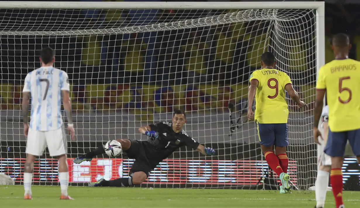 Empat menit setelah turun minum, Luis Muriel sukses memperkecil kedudukan lewat kotak pinalti. Kolombia mendapatkan pinalti ketika Mateus Uribe dilanggar oleh Nicolas Otamendi. Skor berubah menjadi 2-1. (Foto: AP/Fernando Vergara)