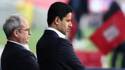 Presiden PSG, Nasser al-Khelaifi (kanan) dan Penasihat PSG, Luis Campos memantau latihan jelang laga leg kedua perempat final Liga Champions 2023/2024 melawan Barcelona di Estadi Olimpic Lluis Companys, Barcelona, Spanyol, Senin (15/04/2024). (AFP/Franck Fife)