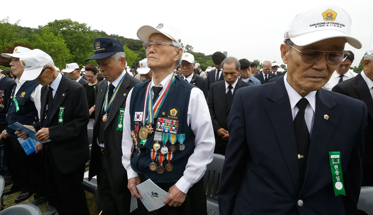 Sejumlah veteran perang Korea Selatan saat mengikuti upacara Memorial Day di pemakaman nasional di Seoul, Korea Selatan, Selasa, (6/6). Warga Korsel berdoa selama satu menit Dalam hari peringatan ini. (AP Photo/Ahn Young-joon)