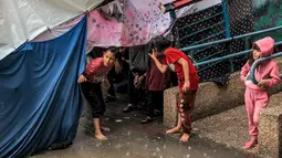 Mereka yang terpaksa tinggal di tenda-tenda tipis dan yang lainnya mengungsi ke selatan untuk menghindari pemboman militer Israel. (SAID KHATIB / AFP)
