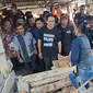 Calon Presiden Anies Baswedan berbincang dengan perempuan pembuat batu bata di Pekanbaru. (Liputan6.com/M Syukur)