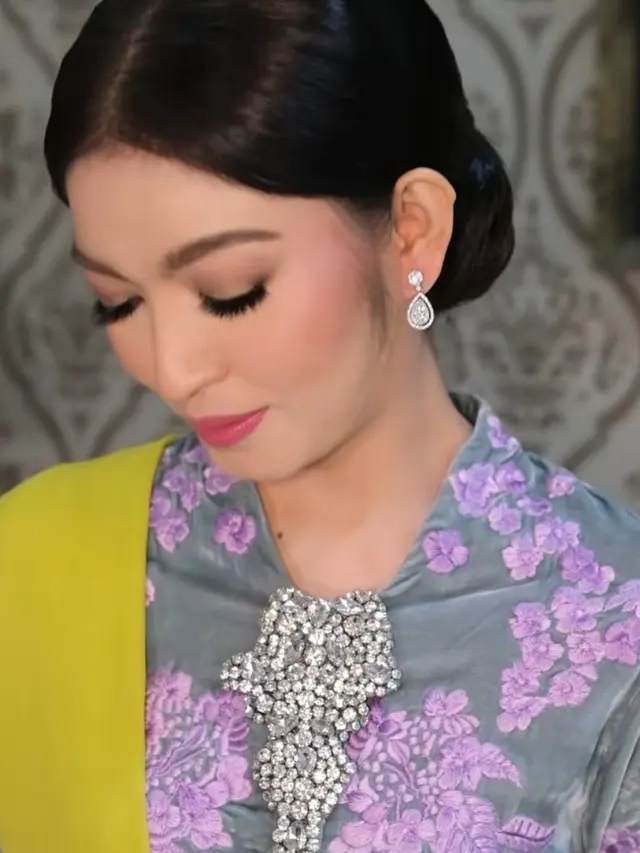 Selvi Ananda Mengaplikasikan Riasan Fresh saat Pelantikan Kepala Daerah. [@rama_jee]