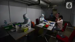 Suasana rapid test pegawai PT KapanLagi Youniverse (KLY) di Senayan City, Jakarta, Kamis (4/6/2020). Jelang new normal, seluruh pegawai KLY menjalani rapid test guna menekan penyebaran virus corona COVID-19. (merdeka.com/Imam Buhori)