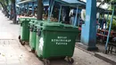 Tong sampah milik Pemprov DKI Jakarta berjajar di kawasan Kalibata, Jakarta, Selasa (5/6). Pengadaan tong sampah dengan anggaran senilai Rp9,6 miliar ini bertujuan untuk menunjang truk sampah DKI yang sudah lebih modern. (Liputan6.com/Immanuel Antonius)