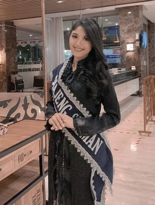 Erina mulai menunjukan prestasinya dengan menjadi duta bahasa  Yogyakarta. Saat menjabat ia pun nampak flawless tanpa makeup berlebih, dengan rambut panjang hitam wavenya.@erinagudono