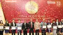 Sejumlah peraih penghargaan berfoto bersama dalam acara Top Capital Market 2017 di Jakarta, Jumat (10/11). Penghargaan ini diberikan majalah BusinessNews Indonesia bekerja sama dengan Asia Business Research Center (ABRC). (Liputan6.com/Immanuel Antonius)