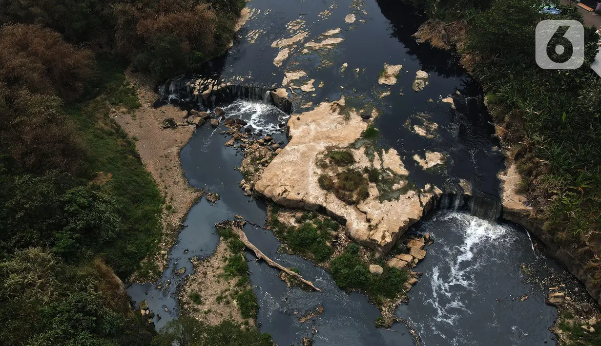 Air di Curug Parigi tak hanya menjadi hitam dan berbau, tapi juga turut memunculkan busa dengan jumlah yang cukup banyak. (merdeka.com/Imam Buhori)