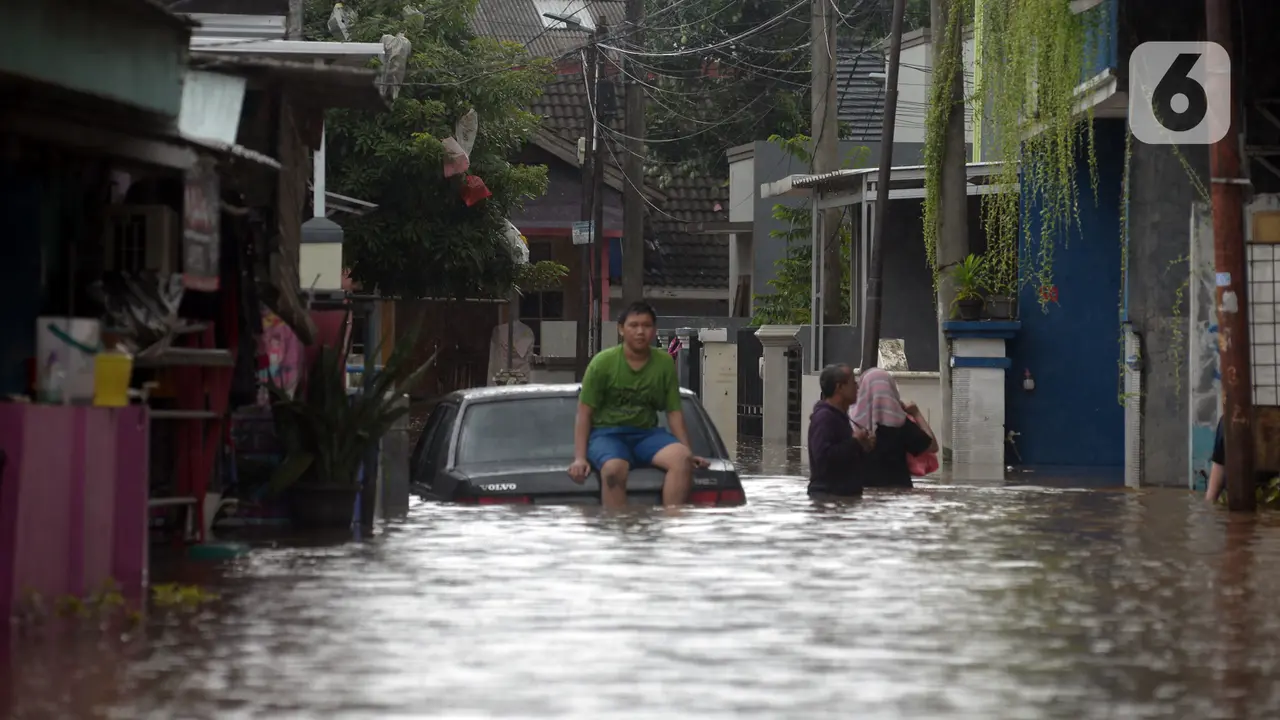 FOTO: Banjir Rendam Rumah Warga di Pejaten