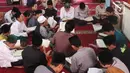 Sejumlah santri membaca Alquran atau bertadarus di pondok pesantren kawasan Tangerang, Senin, (26/4/2021). Bulan Ramdhan banyak dimanfaatkan para santri tersebut untuk mematangkan hafalan Alquran hingga khatam. (Liputan6.com/Angga Yuniar)