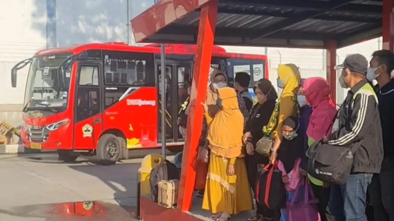 Sejumlah Buruh yang telah pulang kerja menunggu Bus Trans Jateng. (Istimewa)