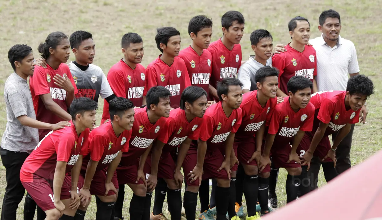Pemain Universitas Hasanuddin saat mengikuti turnamen Torabika Campus Cup 2017 di Stadion UNM, Makassar, Selasa, (17/10/2017). Universitas Hasanuddin menang WO atas Lasaran Makassar. (Bola.com/M Iqbal Ichsan)