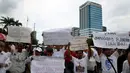 Sejumlah orang membawa poster saat menggelar unjuk rasa di depan Gedung MPR/DPR, Jakarta, Senin (27/2). Diantaranya kebijakan dilarangnya beroperasi sebagai transportasi online di beberapa tempat. (Liputan6.com/Johan Tallo)