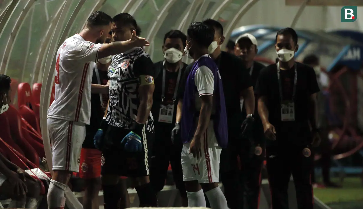 Tak terima dengan suara lantang Andritany, Marko Simic pun berusaha menjelaskan awal dari masalah tersebut. (Foto: Bola.com/Ikhwan Yanuar)