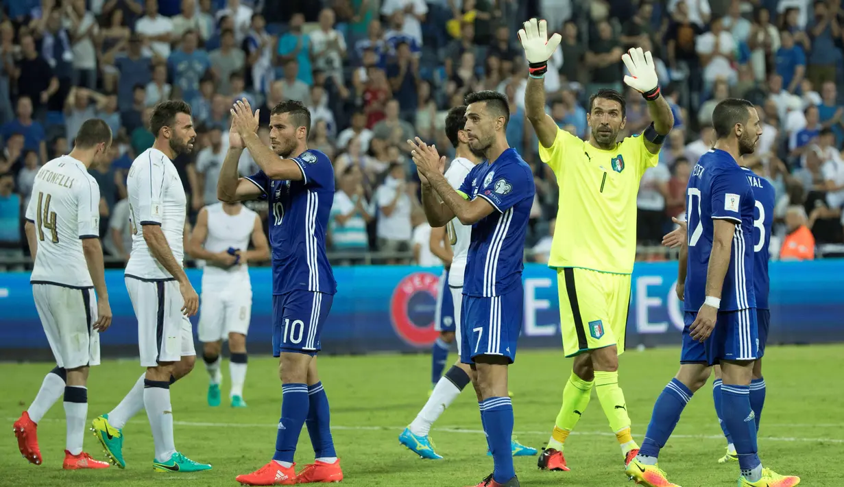 Buffon dan para pemain Italia memberikan salam kepada fans usai menang 3-0 atas Israel pada laga Kualifikasi Piala Dunia 2018 di Stadion Sammy Ofer, Haifa, Israel, (6/9/2016) dini hari WIB. (AFP/Jack Guez)