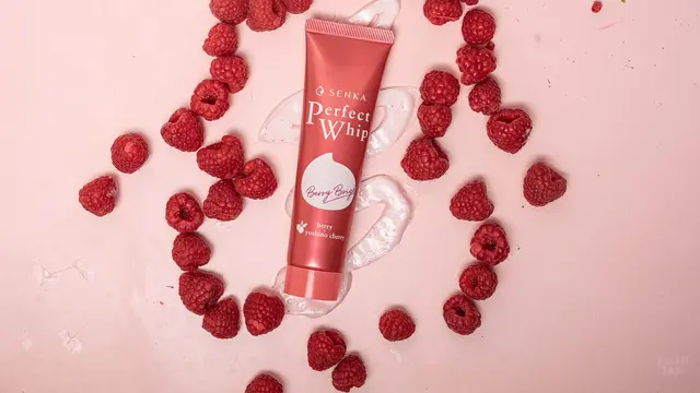 Beauty Review: Pembersih Wajah Senka Perfect Whip Berry Bright Membuat Wajah lebih Lembut
