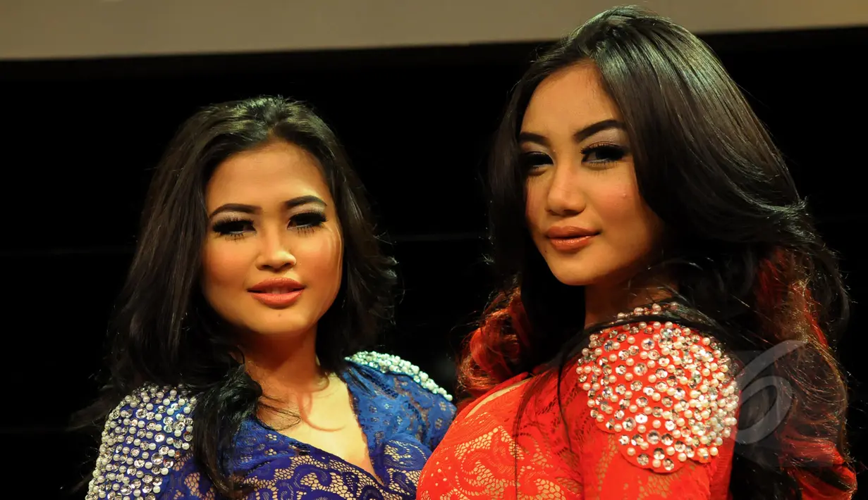 Duo Serigala menggelar konferensi pers terkait kasus penyebaran foto vulgar di media sosial, Jakarta, Kamis (16/4/2015). Duo Serigala telah melaporkan kasus tersebut kepada pihak kepolisian sebagai pencemaran nama baik. (Liputan6.com/Faisal R Syam)