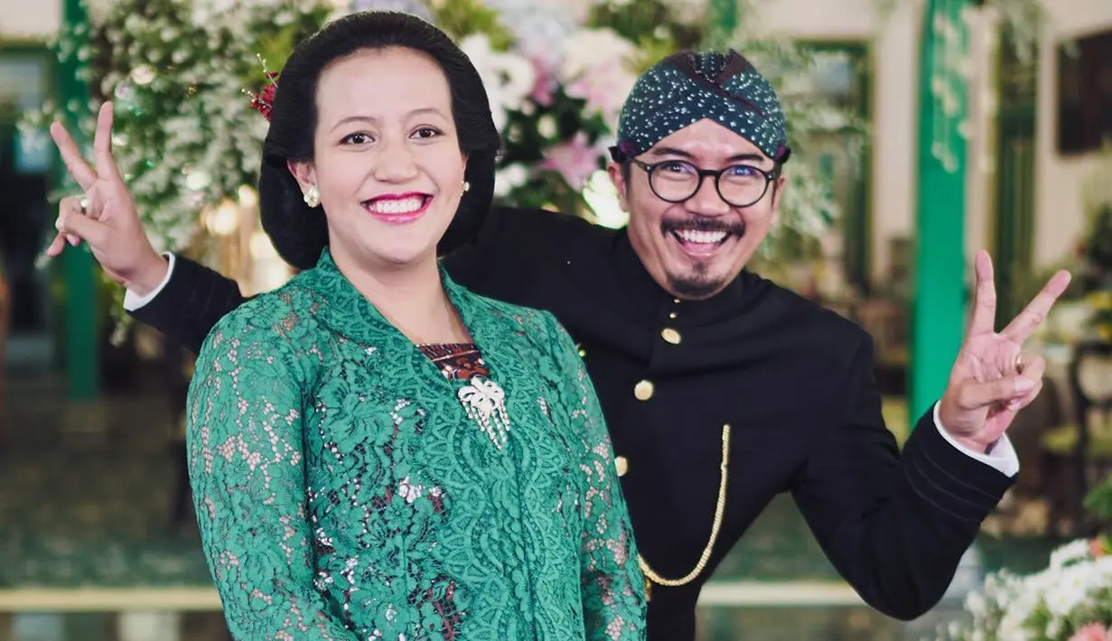 Melihat potret elegan GKR Hayu ketika masih mengandung. Ia mengenakan kain batik cokelat sebagai inner, lalu kebaya hijau dengan bros emas di bagian tengah dada. [Foto: Instagram/gkrhayu]