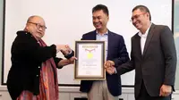 Ketua MURI Jaya Suprana memberikan rekor muri kepada Dino Patti Djalal dan Ketua Indonesia Diaspora Network 20017 - 2019, Mark Gerald Eman atas Kongres ke 4 Diaspora yang diadakan beberapa pekan lalu di Jakarta, Jumat (21/7). Liputan6.com/Johan Tallo