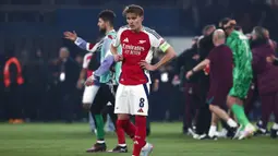 Ekspresi kecewa pemain Arsenal, Martin Odegaard saat timnya kalah dari PSG dalam laga leg 2 semifinal Liga Champions 2024/2025 di Parc des Princes, Paris, Prancis, Rabu (07/05/2025) waktu setempat. (AFP/Thibaud Moritz)