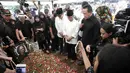 Kepala Badan Ekonomi Kreatif Triawan Munaf menyampaikan ucapan dukacita saat pemakaman Vokalis grup band legendaris Koes Plus, Yon Koeswoyo di TPU Tanah Kusir, Jakarta Selatan, Sabtu (6/1). (Liputan6.com/Arya Manggala)