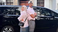 Margin Wieheerm mengunggah potret dirinya dan suami kenakan seragam SMA. Beginilah pose gemas mereka yang terlihat masih cocok jadi anak SMA. Netizen yang melihatnya pun langsung mengatakan keduanya seperti anak SMA yang sedang berpacaran. (Liputan6.com/IG/@maginw)